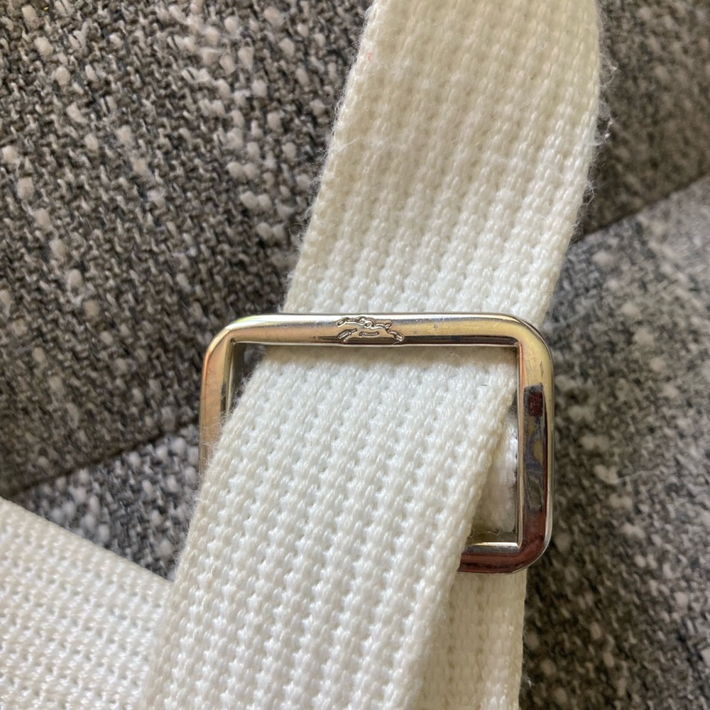 Vintage Longchamp White Shoulder Bag with Adjustable Strap and Minimalist Design - Picture 10 of 14